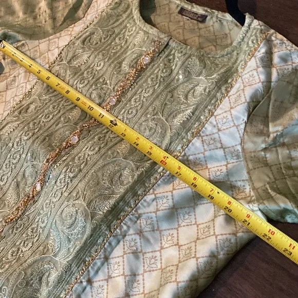 Green and pink kurti with gold pants. - Picture 6 of 12